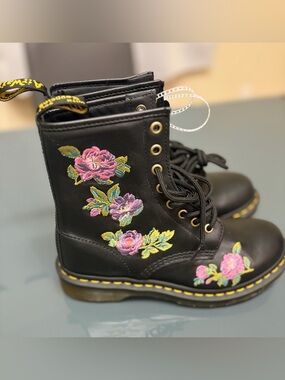 Dr. Martens 1460 Vonda 2 embroidered floral boots